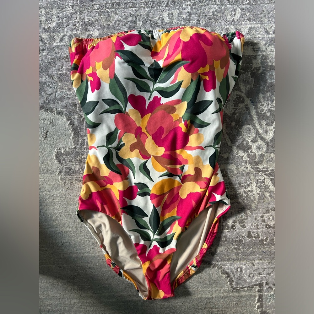 Hermoza One Piece. Excellent used condition. Size 8.